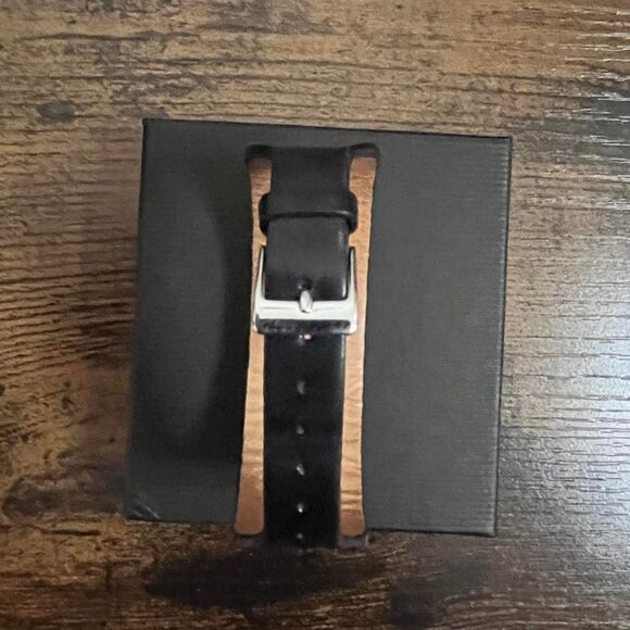 GUESS Silver Tone Watch Black Genuine Leather Band Japan Movement G758441 - Picture 2 of 4